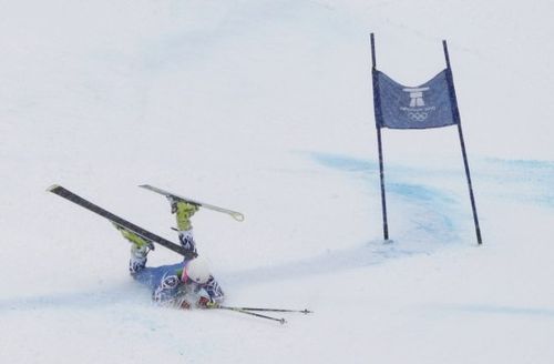 Тіію Нюрмберг з Естонії падає на змаганнях зі слалому 24 лютого. (AP / Charlie Riedel)