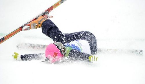 Румунка Руксандра Неделку падає на змаганнях із скі-кросу 22 лютого. (AP / Mark J. Terrill)
