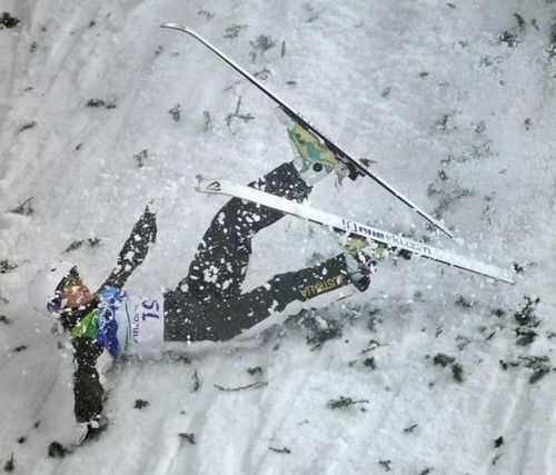 Елізабет Гарденер з Австралії падає на змаганнях з фристайлу 24 лютого. (AP / Marcio Sanchez)