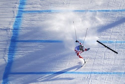 Швейцарка Домінік Гізін падає на змаганні з швидкістного спуску на лижах в Уістлері 17 лютого. (AFP / Getty Images / Olivier Morin)