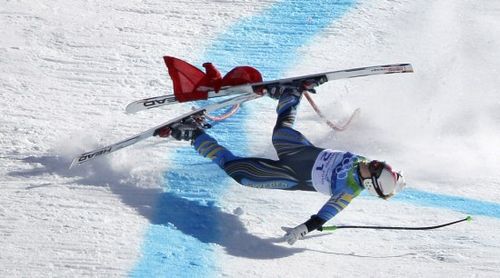 Шведка Аня Персон падає, перетинаючи фінішну лінію. (AP / Charlie Riedel)
