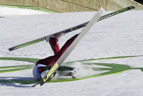 Українець Віталий Шумбарець падає прямо на Олімпійскі кільця, втративши керування під час тренування перед змаганнями зі стрибків на лижах з трампліну в Уістлері 21 лютого. (AP / Dmitry Lovetsky)